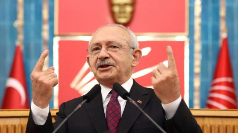 داس بحذائه على سجادة صلاة.. صورة لزعيم المعارضة التركية تثير جدلا وتعيد تقييم قدرته على هزيمة أردوغان